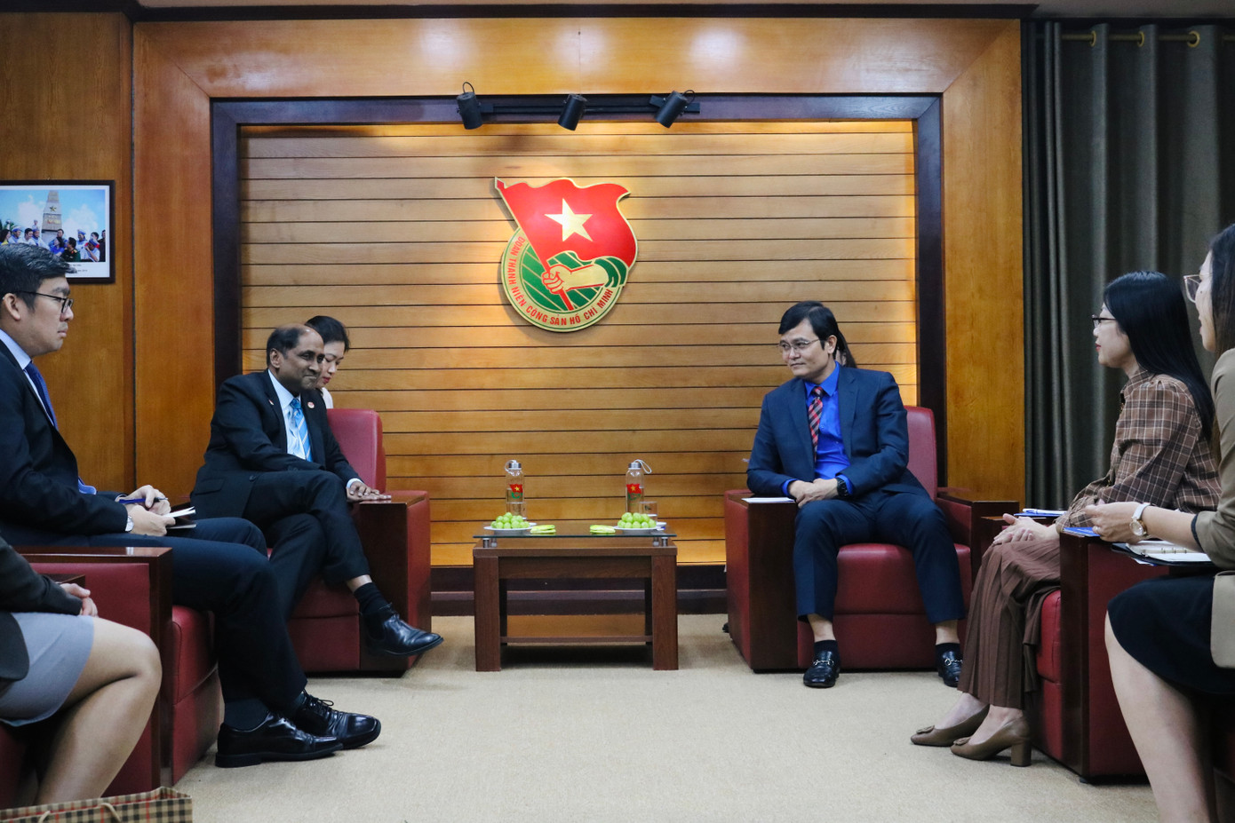 Bí thư thứ nhất T.Ư Đoàn Bùi Quang Huy trao đổi với Đại sứ đặc mệnh toàn quyền Cộng hòa Singapore tại Việt Nam Jaya Ratnam. Ảnh: Châu Linh Bí thư thứ nhất T.Ư Đoàn Bùi Quang Huy trao đổi với Đại sứ đặc mệnh toàn quyền Cộng hòa Singapore tại Việt Nam Jaya Ratnam. Ảnh: Châu Linh