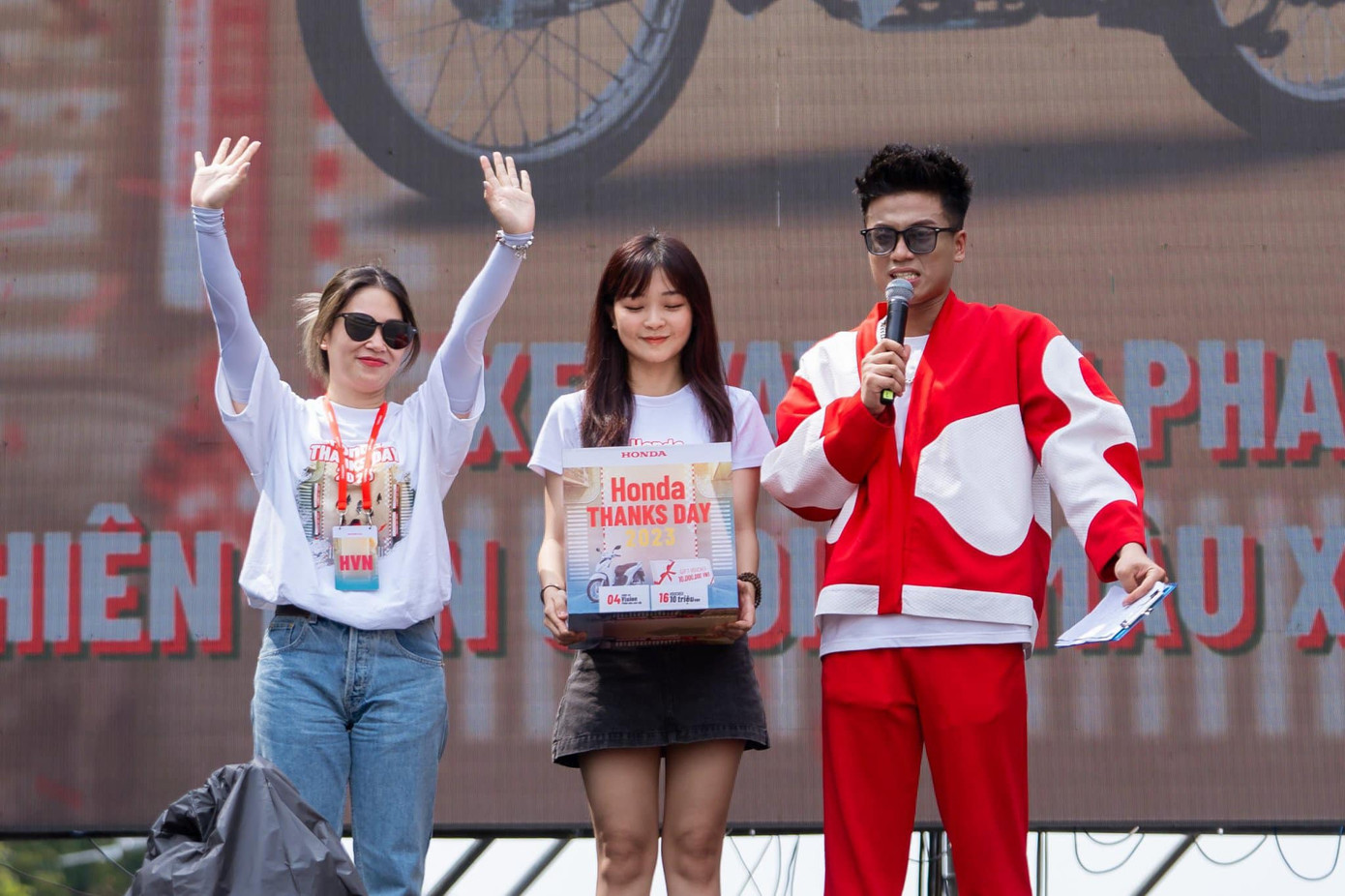 Bạn Lưu Hải Phong (áo đỏ) trở lại công việc trong tâm thế hứng khởi, nhiều năng lượng. Ảnh: NVCC Bạn Lưu Hải Phong (áo đỏ) trở lại công việc trong tâm thế hứng khởi, nhiều năng lượng. Ảnh: NVCC