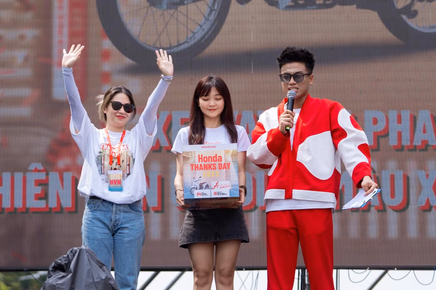 Bạn Lưu Hải Phong (áo đỏ) trở lại công việc trong tâm thế hứng khởi, nhiều năng lượng. Ảnh: NVCC Bạn Lưu Hải Phong (áo đỏ) trở lại công việc trong tâm thế hứng khởi, nhiều năng lượng. Ảnh: NVCC
