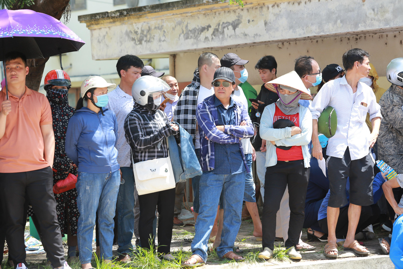 Phụ huynh đứng đợi tại điểm thi trường THPT Ngô Quyền, Ba Vì.