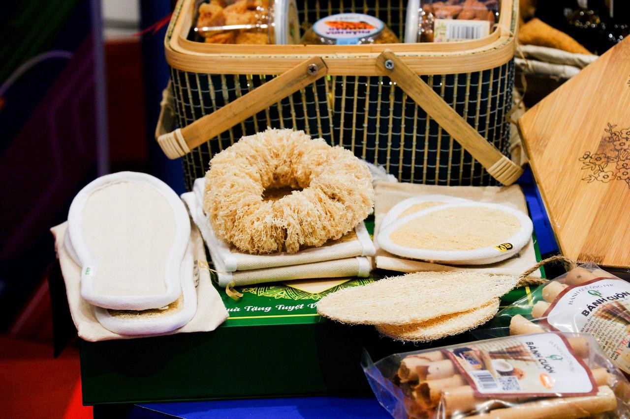 Các sản phẩm từ ruột mướp được trưng bày tại gian hàng do anh Tạ Quý Tôn (huyện Thuận Thành, tỉnh Bắc Ninh) thực hiện với mong muốn biến những thứ tưởng chừng như phế phẩm trở thành một sản phẩm có ích và hữu dụng trong cuộc sống sinh hoạt. Trước đó, trong thời gian 6 năm làm việc ở nước ngoài, anh Tôn nhận thấy, sản phẩm từ xơ mướp ở các nước rất xa xỉ. Trong khi, ở Việt Nam, xơ mướp lại là phế phẩm, chưa được tận dụng. Chính lý do này đã thôi thúc anh khởi nghiệp với xơ mướp để hỗ trợ phần nào cho bà con nông dân. Ảnh: Châu Linh