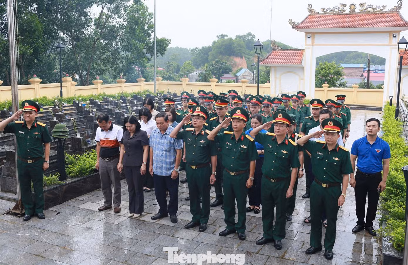Đoàn công tác dâng hương, tưởng niệm tại Nghĩa trang liệt sĩ xã Vô Tranh.