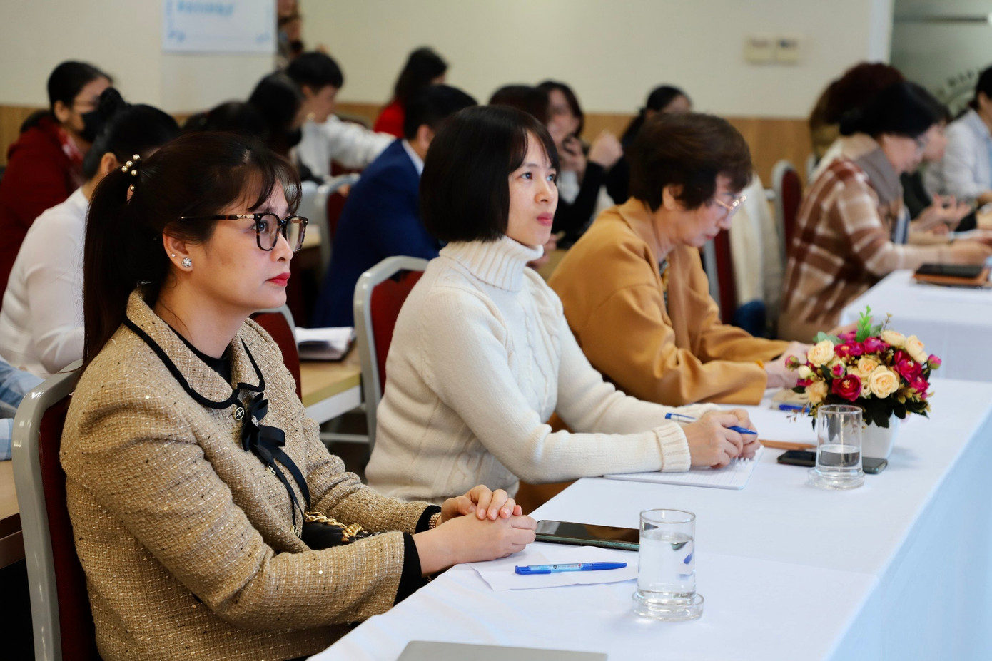 Các nhà khoa học tham dự hội thảo.