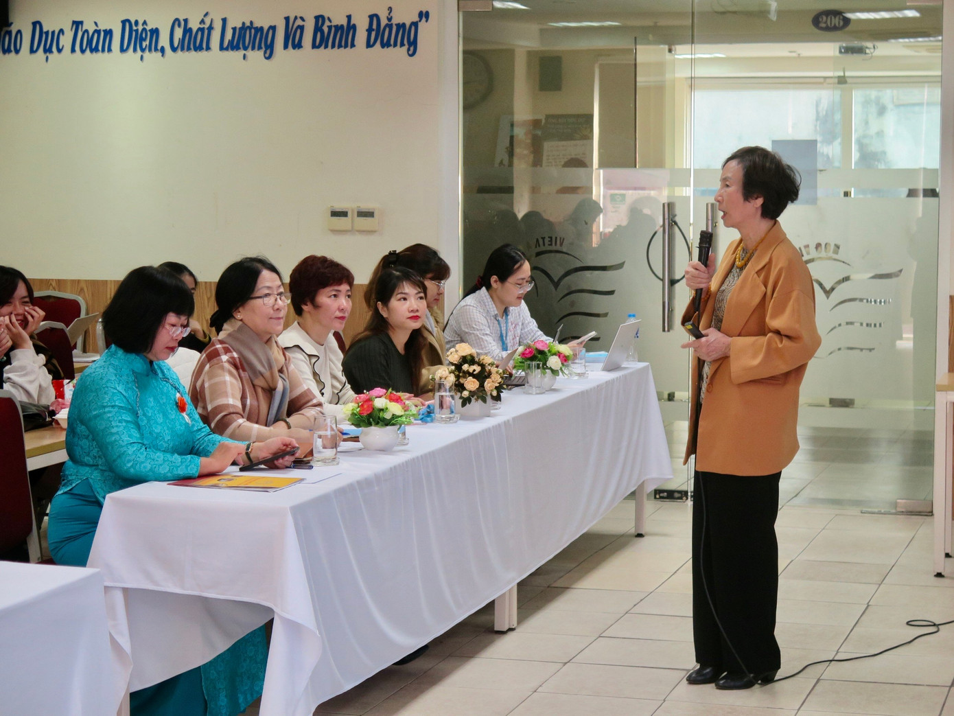 PGS.TS. Bùi Thị An - Viện trưởng viện Tài nguyên, Môi trường và Phát triển cộng đồng trình bày tham luận tại hội thảo.