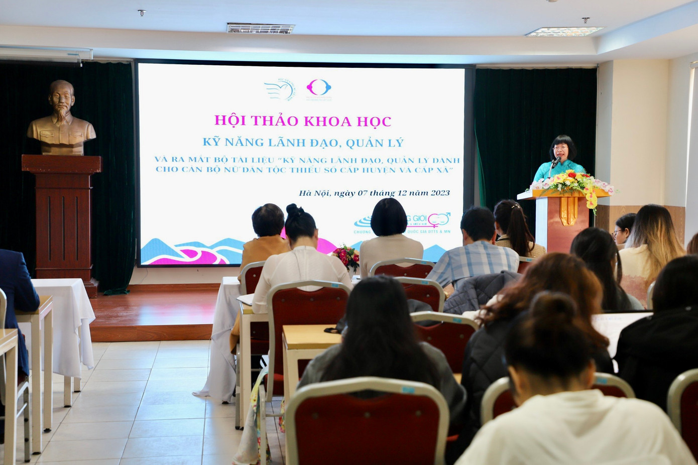 TS. Dương Kim Anh, Phó Giám đốc Học viện Phụ nữ Việt Nam phát biểu khai mạc hội thảo.