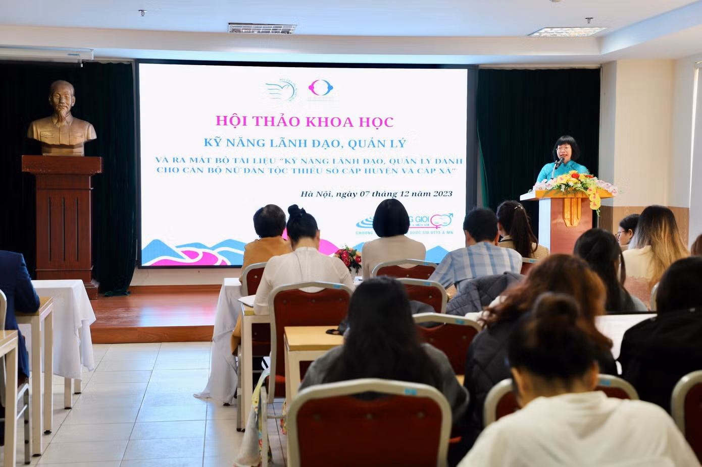 TS. Dương Kim Anh, Phó Giám đốc Học viện Phụ nữ Việt Nam phát biểu khai mạc hội thảo.
