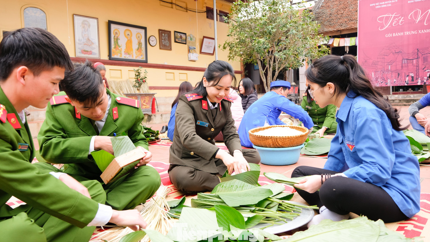 Hàng chục đoàn viên, thanh niên cùng tham gia tạo nên không khí ấm cúng những ngày cuối năm.