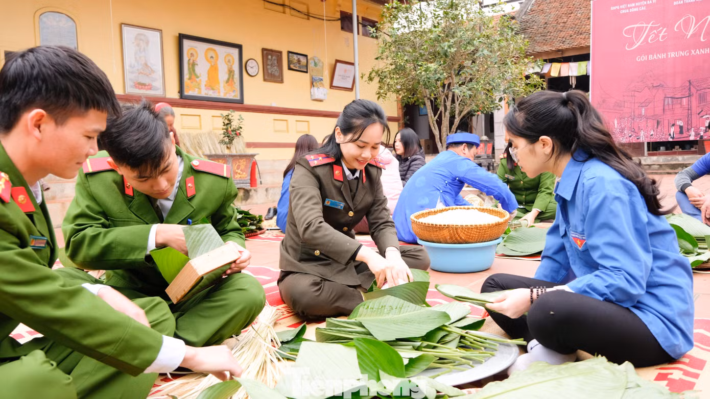 Hàng chục đoàn viên, thanh niên cùng tham gia tạo nên không khí ấm cúng những ngày cuối năm.