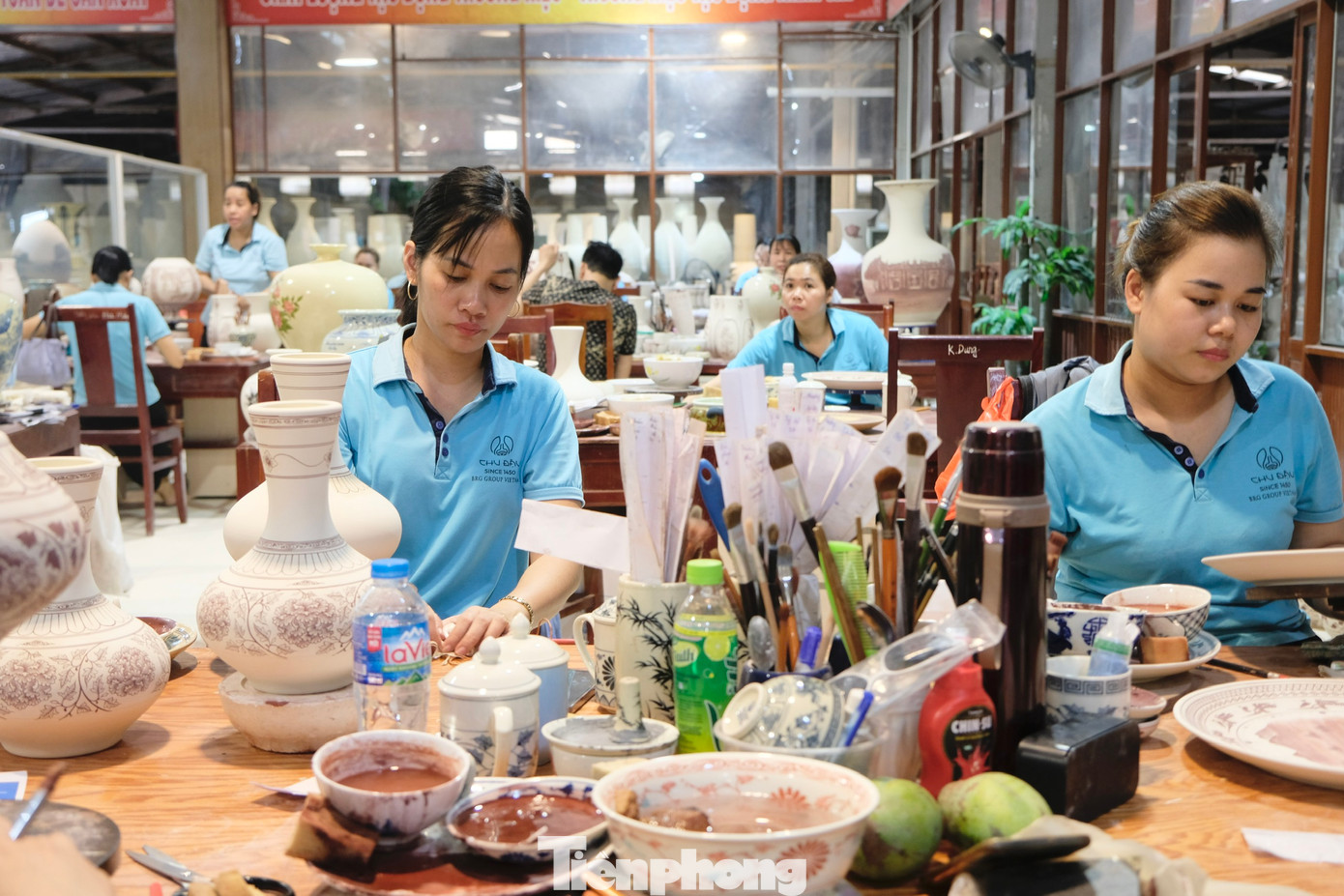 Làng gốm Chu Đậu (huyện Nam Sách, tỉnh Hải Dương) hiện có 90% nghệ nhân là người của địa phương, trong đó nghệ nhân trẻ chiếm 40%, với độ tuổi từ 18 đến 32 tuổi. Ảnh: Châu Linh Làng gốm Chu Đậu (huyện Nam Sách, tỉnh Hải Dương) hiện có 90% nghệ nhân là người của địa phương, trong đó nghệ nhân trẻ chiếm 40%, với độ tuổi từ 18 đến 32 tuổi. Ảnh: Châu Linh