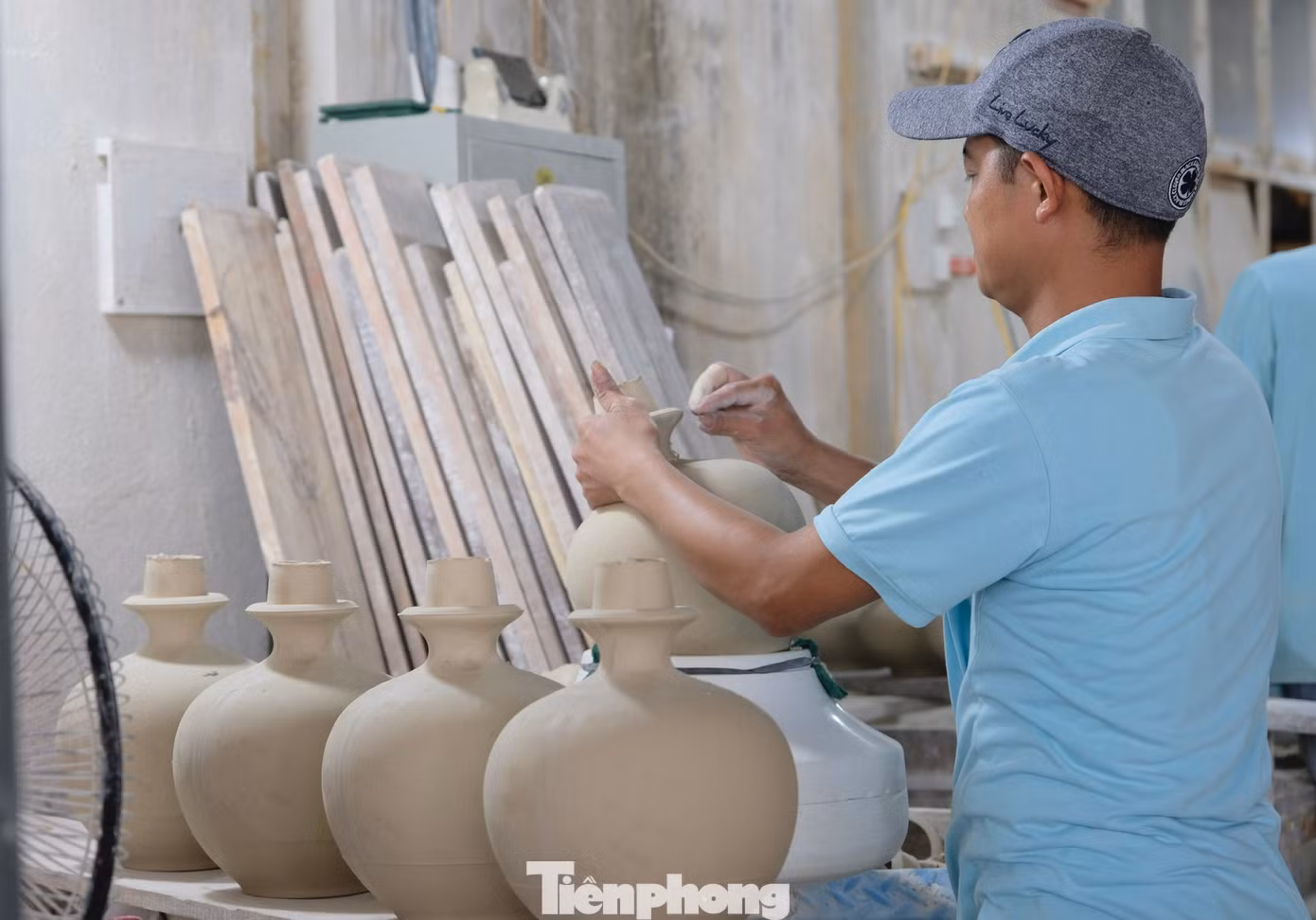 Hiện tại, quy mô sản xuất của công ty khá lớn với ba khu nhà xưởng trên tổng diện tích 3.3 ha, năng lực sản xuất đạt trên 10 triệu sản phẩm mỗi năm. Trong những năm gần đây, làng gốm Chu Đậu cũng đón nhiều đoàn học sinh, sinh viên tham quan, trải nghiệm một ngày làm gốm. Ảnh: Châu Linh.