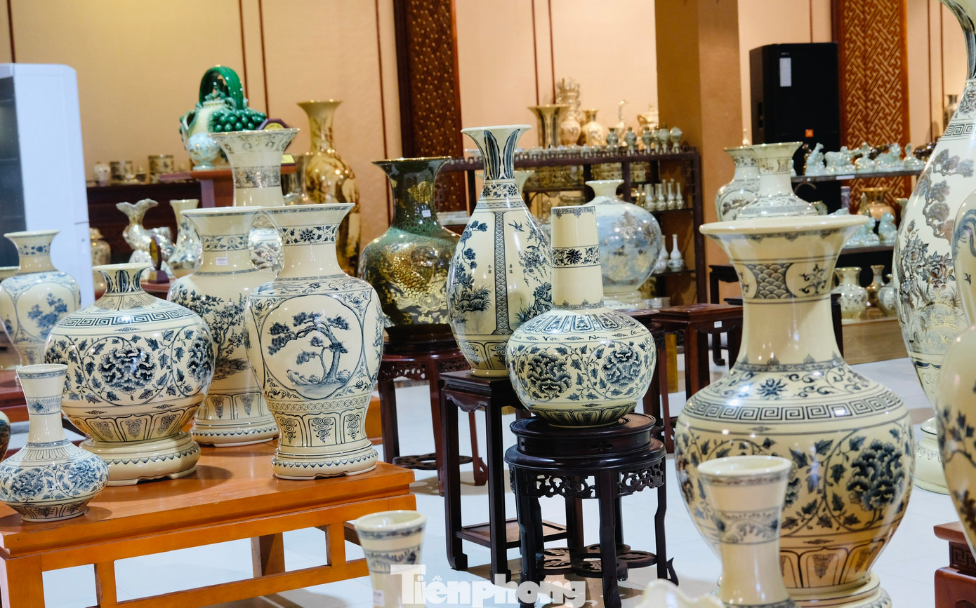 Sau nhiều năm nỗ lực, công ty đã phục dựng được hàng trăm mẫu gốm cổ, đồng thời nghiên cứu và đưa vào sản xuất nhiều dòng sản phẩm mới. Thành công đó có sự đóng góp không nhỏ của những nghệ nhân trẻ. Ảnh: Châu Linh. Sau nhiều năm nỗ lực, công ty đã phục dựng được hàng trăm mẫu gốm cổ, đồng thời nghiên cứu và đưa vào sản xuất nhiều dòng sản phẩm mới. Thành công đó có sự đóng góp không nhỏ của những nghệ nhân trẻ. Ảnh: Châu Linh.