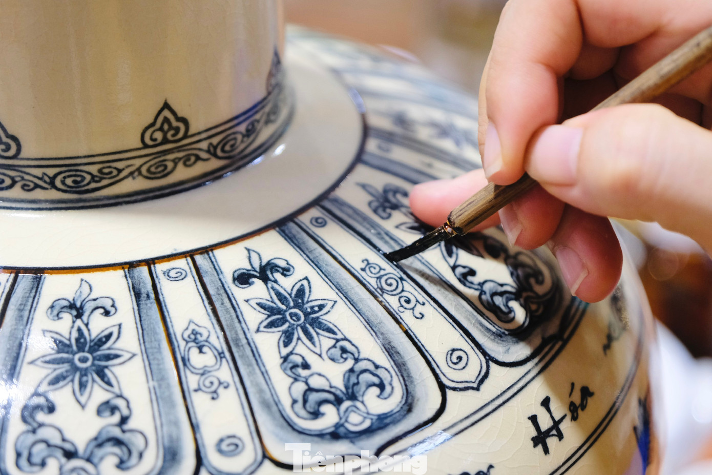 Gốm Chu Đậu thể hiện tâm hồn Việt qua hoa văn trang trí gắn với thiên nhiên và cuộc sống của cư dân vùng châu thổ sông Hồng. Như cảnh mục đồng chăn trâu; cô gái lái đò, người đội nón mặc áo tứ thân, kết tóc đuôi sam; những mái nhà tranh ven sông; hoa sen dây; hoa cúc quấn; cỏ cây chim cá… Giữa các sản phẩm thường có chữ Phúc, Chính, Sĩ, Hoa, Trung, Kim, Ngọc, Tàm, Quỳ, Trù… Phương pháp chế tạo đạt trình độ cao, đó là chuốt, tạo dáng trên bàn xoay, ngắt sản phẩm thành nhiều công đoạn rồi lắp ghép lại và gia công. Các sản phẩm được thể hiện trên chất liệu men trắng hoa lam, men ngọc, hay men màu tam thái. Ảnh: Châu Linh. Gốm Chu Đậu thể hiện tâm hồn Việt qua hoa văn trang trí gắn với thiên nhiên và cuộc sống của cư dân vùng châu thổ sông Hồng. Như cảnh mục đồng chăn trâu; cô gái lái đò, người đội nón mặc áo tứ thân, kết tóc đuôi sam; những mái nhà tranh ven sông; hoa sen dây; hoa cúc quấn; cỏ cây chim cá… Giữa các sản phẩm thường có chữ Phúc, Chính, Sĩ, Hoa, Trung, Kim, Ngọc, Tàm, Quỳ, Trù… Phương pháp chế tạo đạt trình độ cao, đó là chuốt, tạo dáng trên bàn xoay, ngắt sản phẩm thành nhiều công đoạn rồi lắp ghép lại và gia công. Các sản phẩm được thể hiện trên chất liệu men trắng hoa lam, men ngọc, hay men màu tam thái. Ảnh: Châu Linh.