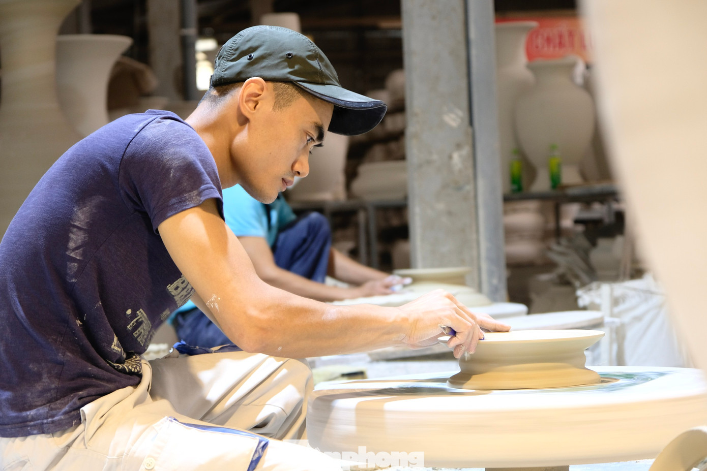 Hiện tại, quy mô sản xuất của công ty khá lớn với ba khu nhà xưởng trên tổng diện tích 3.3 ha, năng lực sản xuất đạt trên 10 triệu sản phẩm mỗi năm. Trong những năm gần đây, làng gốm Chu Đậu cũng đón nhiều đoàn học sinh, sinh viên tham quan, trải nghiệm một ngày làm gốm. Ảnh: Châu Linh. Hiện tại, quy mô sản xuất của công ty khá lớn với ba khu nhà xưởng trên tổng diện tích 3.3 ha, năng lực sản xuất đạt trên 10 triệu sản phẩm mỗi năm. Trong những năm gần đây, làng gốm Chu Đậu cũng đón nhiều đoàn học sinh, sinh viên tham quan, trải nghiệm một ngày làm gốm. Ảnh: Châu Linh.