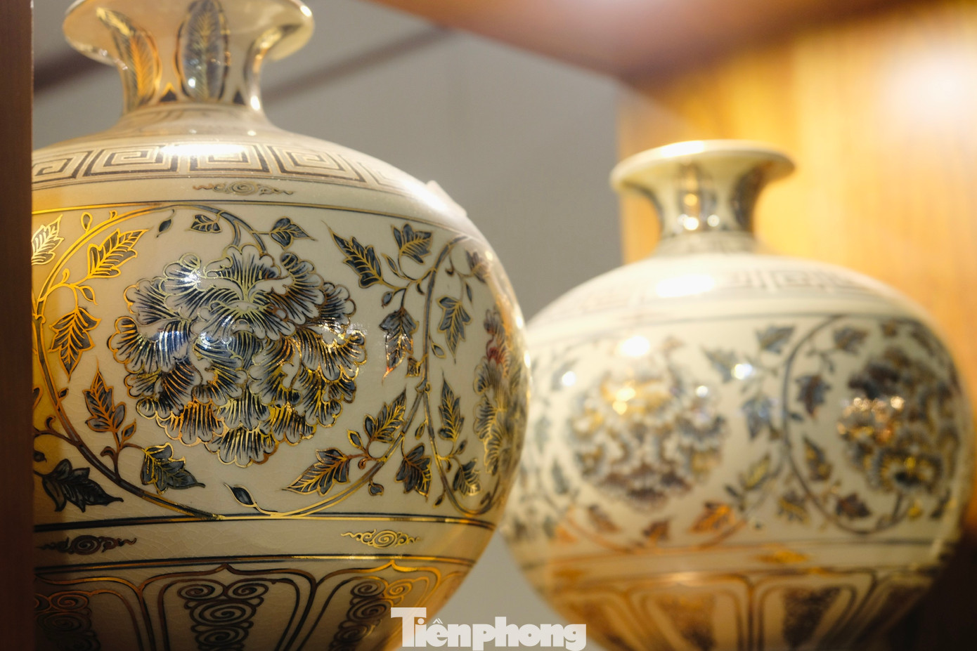 Gốm Chu Đậu thể hiện tâm hồn Việt qua hoa văn trang trí gắn với thiên nhiên và cuộc sống của cư dân vùng châu thổ sông Hồng. Như cảnh mục đồng chăn trâu; cô gái lái đò, người đội nón mặc áo tứ thân, kết tóc đuôi sam; những mái nhà tranh ven sông; hoa sen dây; hoa cúc quấn; cỏ cây chim cá… Giữa các sản phẩm thường có chữ Phúc, Chính, Sĩ, Hoa, Trung, Kim, Ngọc, Tàm, Quỳ, Trù… Phương pháp chế tạo đạt trình độ cao, đó là chuốt, tạo dáng trên bàn xoay, ngắt sản phẩm thành nhiều công đoạn rồi lắp ghép lại và gia công. Các sản phẩm được thể hiện trên chất liệu men trắng hoa lam, men ngọc, hay men màu tam thái. Ảnh: Châu Linh. Gốm Chu Đậu thể hiện tâm hồn Việt qua hoa văn trang trí gắn với thiên nhiên và cuộc sống của cư dân vùng châu thổ sông Hồng. Như cảnh mục đồng chăn trâu; cô gái lái đò, người đội nón mặc áo tứ thân, kết tóc đuôi sam; những mái nhà tranh ven sông; hoa sen dây; hoa cúc quấn; cỏ cây chim cá… Giữa các sản phẩm thường có chữ Phúc, Chính, Sĩ, Hoa, Trung, Kim, Ngọc, Tàm, Quỳ, Trù… Phương pháp chế tạo đạt trình độ cao, đó là chuốt, tạo dáng trên bàn xoay, ngắt sản phẩm thành nhiều công đoạn rồi lắp ghép lại và gia công. Các sản phẩm được thể hiện trên chất liệu men trắng hoa lam, men ngọc, hay men màu tam thái. Ảnh: Châu Linh.