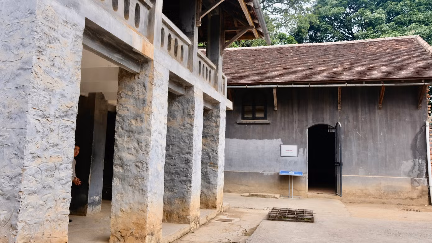 Trong khuôn khổ hội nghị giao ban công tác Đoàn và phong trào thanh thiếu nhi cụm miền núi Tây Bắc Bộ, hoạt động tham quan khu di tích lịch sử Nhà tù Sơn La đã tạo cơ hội để đại diện các Tỉnh Đoàn trực thuộc có cơ hội trải nghiệm, trau dồi thêm kiến thức và củng cố lòng yêu nước. Từ đó, mỗi cán bộ Đoàn sẽ có thêm nhiều sáng tạo, mô hình hay để giúp giáo dục tư tưởng chính trị cho các đoàn viên, thanh niên trên địa bàn. Ảnh: Châu Linh