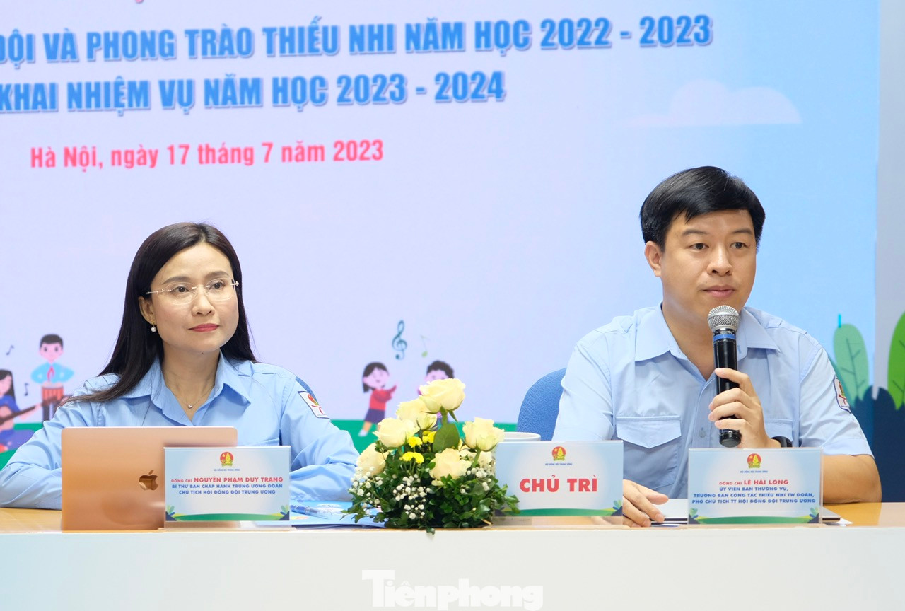 Chị Nguyễn Phạm Duy Trang và anh Lê Hải Long chủ trì hội nghị tổng kết. Ảnh: Châu Linh