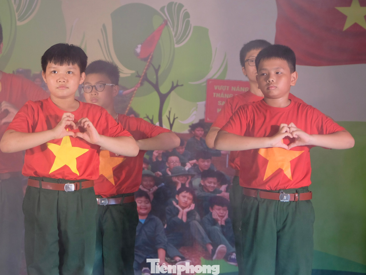 Các tiết mục văn nghệ của mỗi tiểu đội đều là những bài hát hướng về quê hương, đất nước như Việt Nam ơi, Hào khí Việt Nam, Những trái tim Việt Nam... Ảnh: Châu Linh Các tiết mục văn nghệ của mỗi tiểu đội đều là những bài hát hướng về quê hương, đất nước như Việt Nam ơi, Hào khí Việt Nam, Những trái tim Việt Nam... Ảnh: Châu Linh