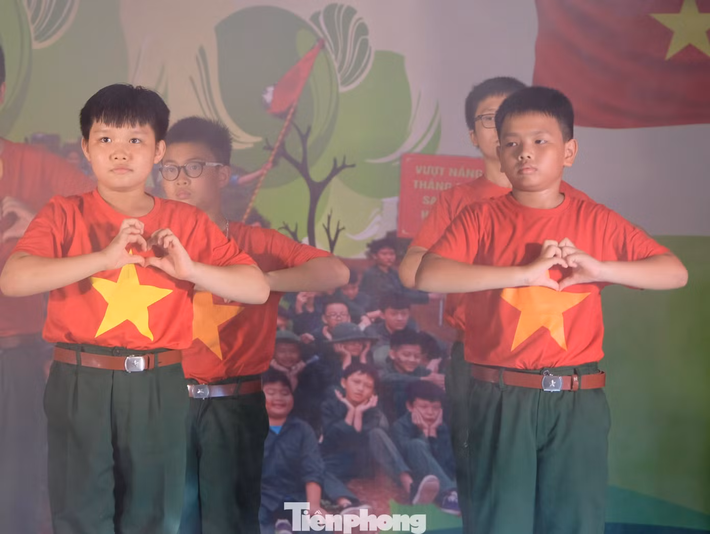 Các tiết mục văn nghệ của mỗi tiểu đội đều là những bài hát hướng về quê hương, đất nước như Việt Nam ơi, Hào khí Việt Nam, Những trái tim Việt Nam... Ảnh: Châu Linh Các tiết mục văn nghệ của mỗi tiểu đội đều là những bài hát hướng về quê hương, đất nước như Việt Nam ơi, Hào khí Việt Nam, Những trái tim Việt Nam... Ảnh: Châu Linh