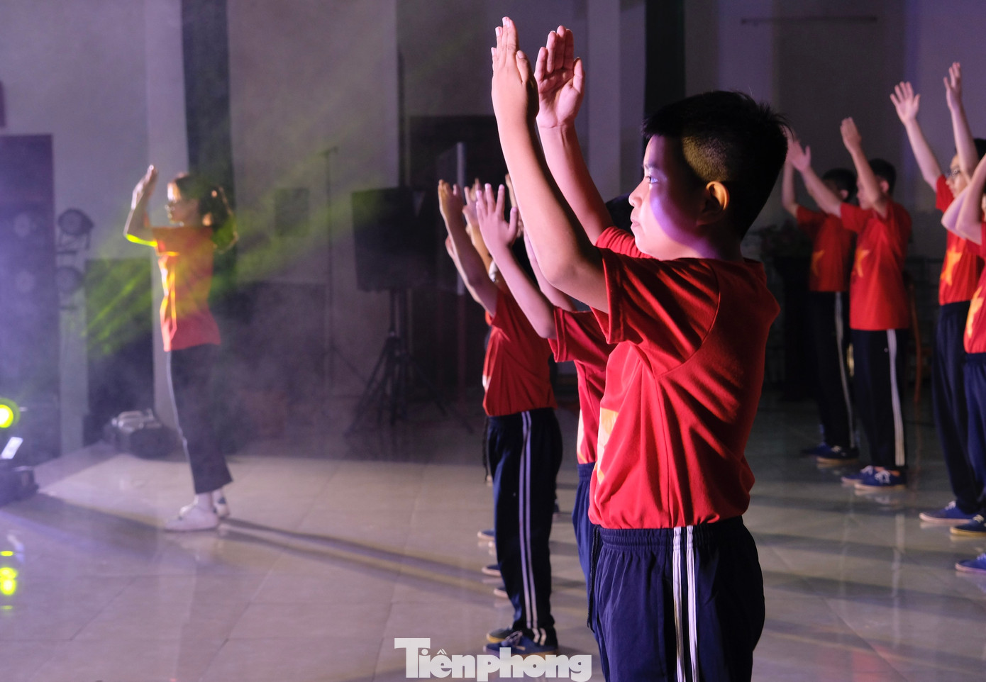 Các tiết mục văn nghệ của mỗi tiểu đội đều là những bài hát hướng về quê hương, đất nước như Việt Nam ơi, Hào khí Việt Nam, Những trái tim Việt Nam... Ảnh: Châu Linh Các tiết mục văn nghệ của mỗi tiểu đội đều là những bài hát hướng về quê hương, đất nước như Việt Nam ơi, Hào khí Việt Nam, Những trái tim Việt Nam... Ảnh: Châu Linh