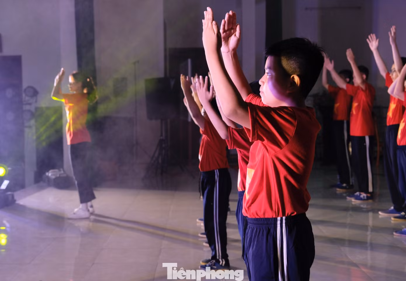 Các tiết mục văn nghệ của mỗi tiểu đội đều là những bài hát hướng về quê hương, đất nước như Việt Nam ơi, Hào khí Việt Nam, Những trái tim Việt Nam... Ảnh: Châu Linh Các tiết mục văn nghệ của mỗi tiểu đội đều là những bài hát hướng về quê hương, đất nước như Việt Nam ơi, Hào khí Việt Nam, Những trái tim Việt Nam... Ảnh: Châu Linh