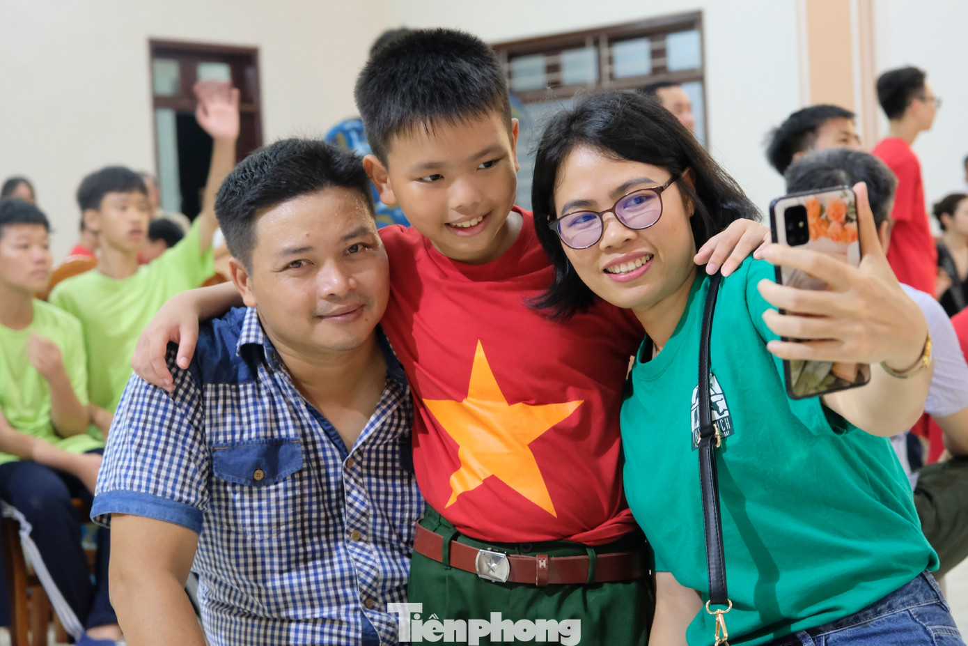 Các chiến sĩ nhí gặp lại bố mẹ, người thân sau học kỳ trong quân đội. Ảnh: Châu Linh Các chiến sĩ nhí gặp lại bố mẹ, người thân sau học kỳ trong quân đội. Ảnh: Châu Linh