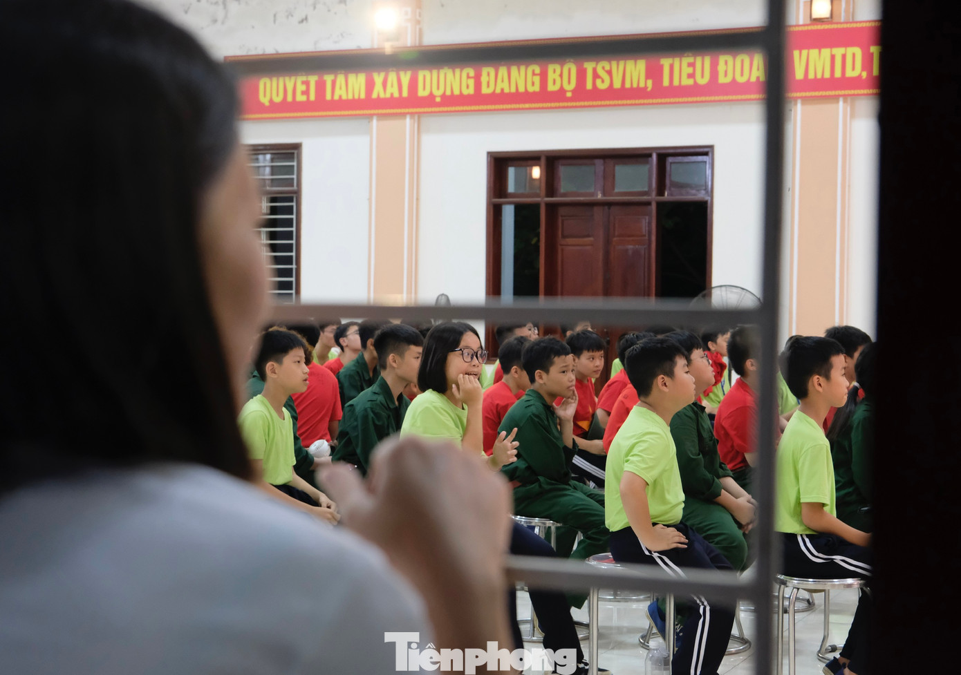 Một vị phụ huynh ngắm con từ xa để tạo bất ngờ cho con ở cuối chương trình. Một vị phụ huynh ngắm con từ xa để tạo bất ngờ cho con ở cuối chương trình.