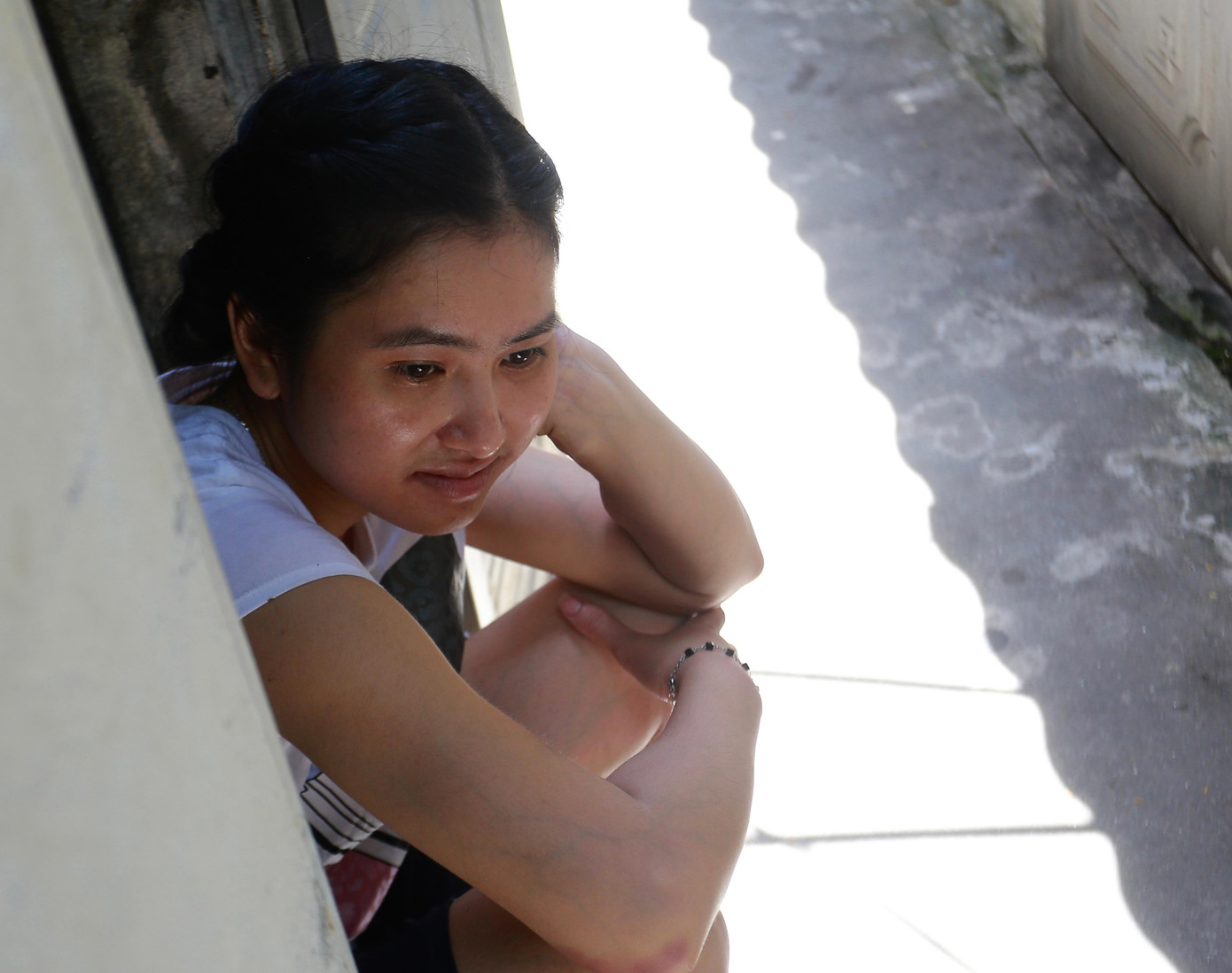 Là một trong những nữ bệnh nhân chạy thận lâu năm sống trong ngõ 121 Lê Thanh Nghị, chị M. đã mất ngủ mấy hôm nay vì phòng không có điều hoà, mái tôn hấp hơi nóng nên càng bật quạt lại càng hanh khô hơn. Là một trong những nữ bệnh nhân chạy thận lâu năm sống trong ngõ 121 Lê Thanh Nghị, chị M. đã mất ngủ mấy hôm nay vì phòng không có điều hoà, mái tôn hấp hơi nóng nên càng bật quạt lại càng hanh khô hơn.