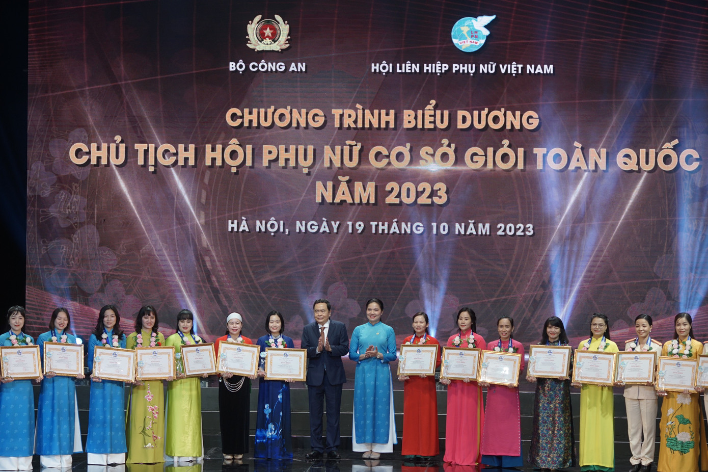 Các cán bộ Hội LHPN cơ sở tiêu biểu xuất sắc nhận bằng khen tại chương trình.