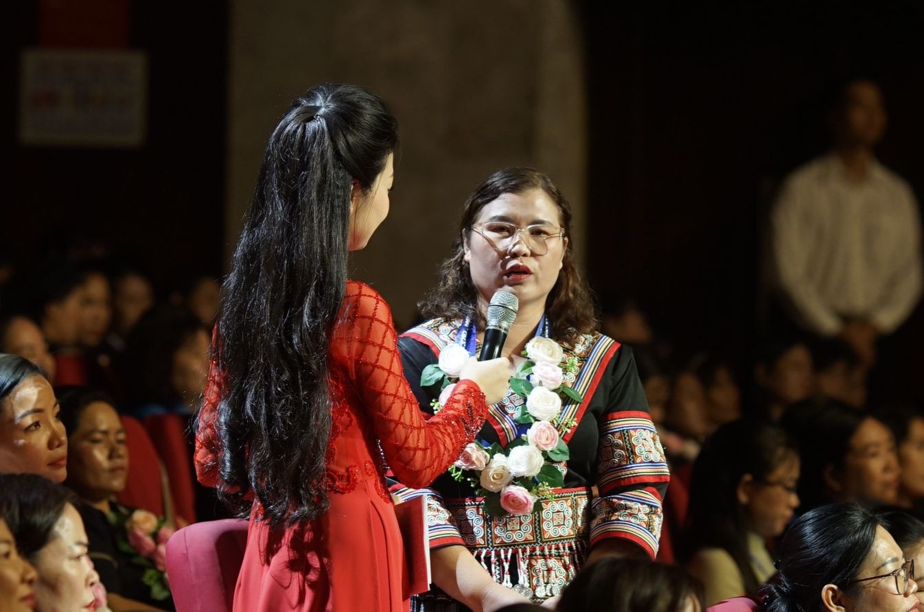 Chị Giàng Thị Mo, dân tộc Mông, Chủ tịch Hội LHPN xã Chiềng Đen, thành phố Sơn La, tỉnh Sơn La giao lưu tại chương trình.