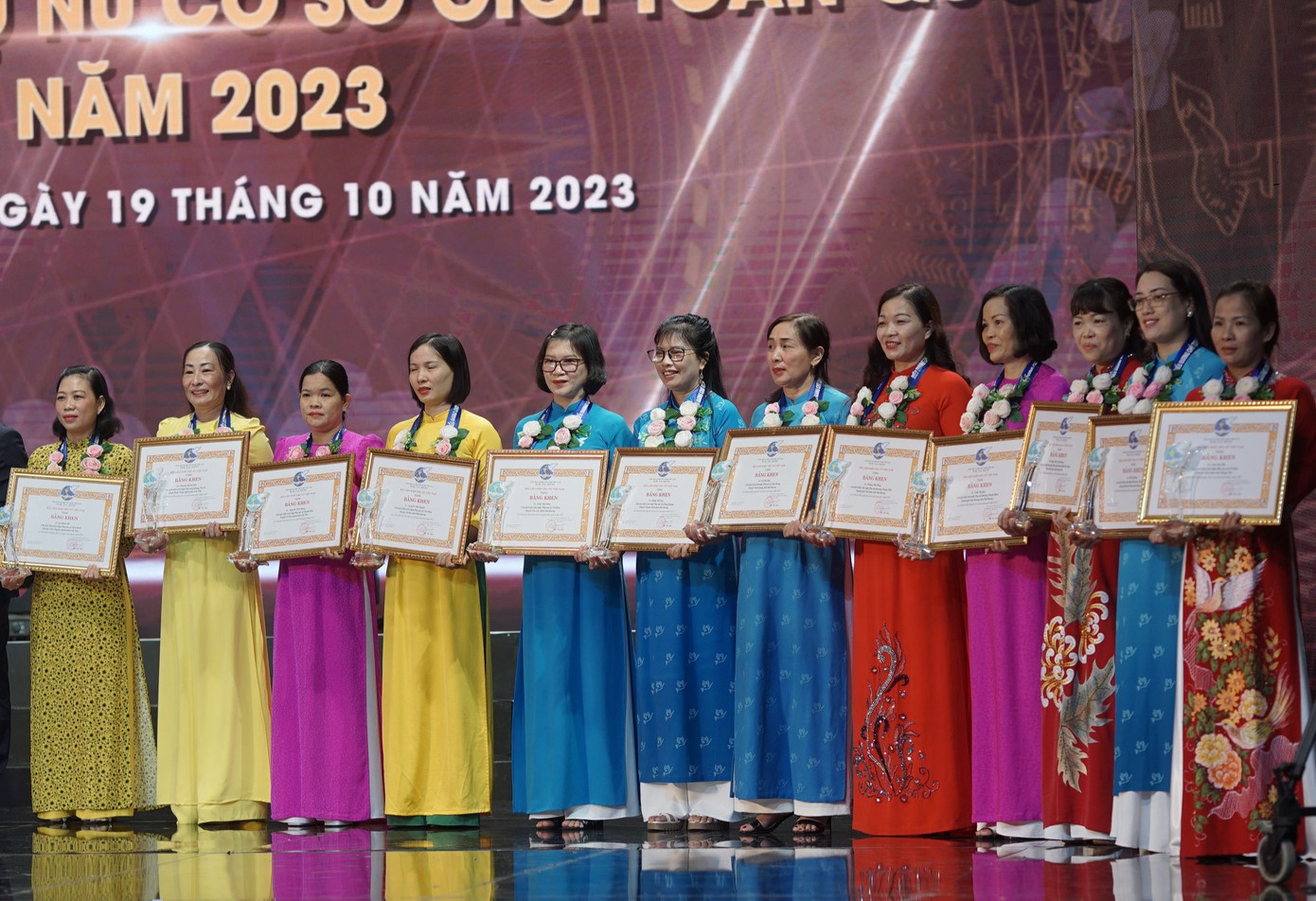 Các cán bộ Hội LHPN cơ sở tiêu biểu xuất sắc nhận bằng khen tại chương trình.
