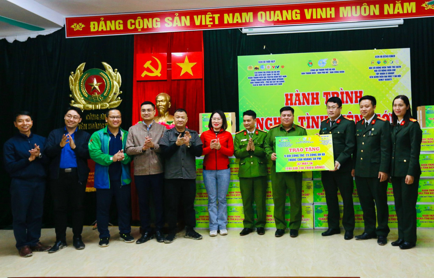 Đoàn công tác thăm, tặng các phần quà cho Công an huyện Hoàng Su Phì. Đoàn công tác thăm, tặng các phần quà cho Công an huyện Hoàng Su Phì.