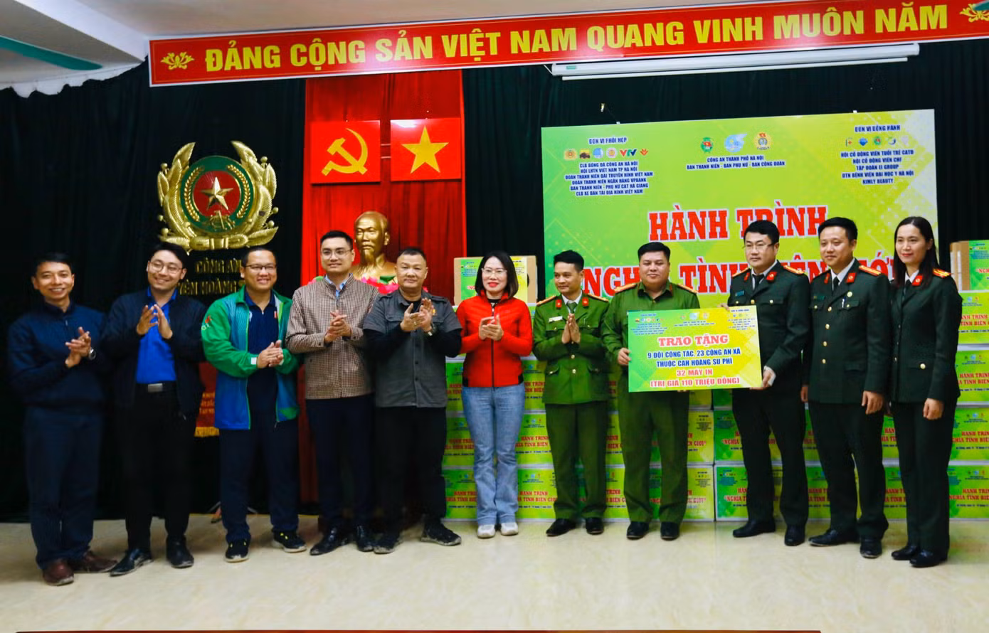 Đoàn công tác thăm, tặng các phần quà cho Công an huyện Hoàng Su Phì.