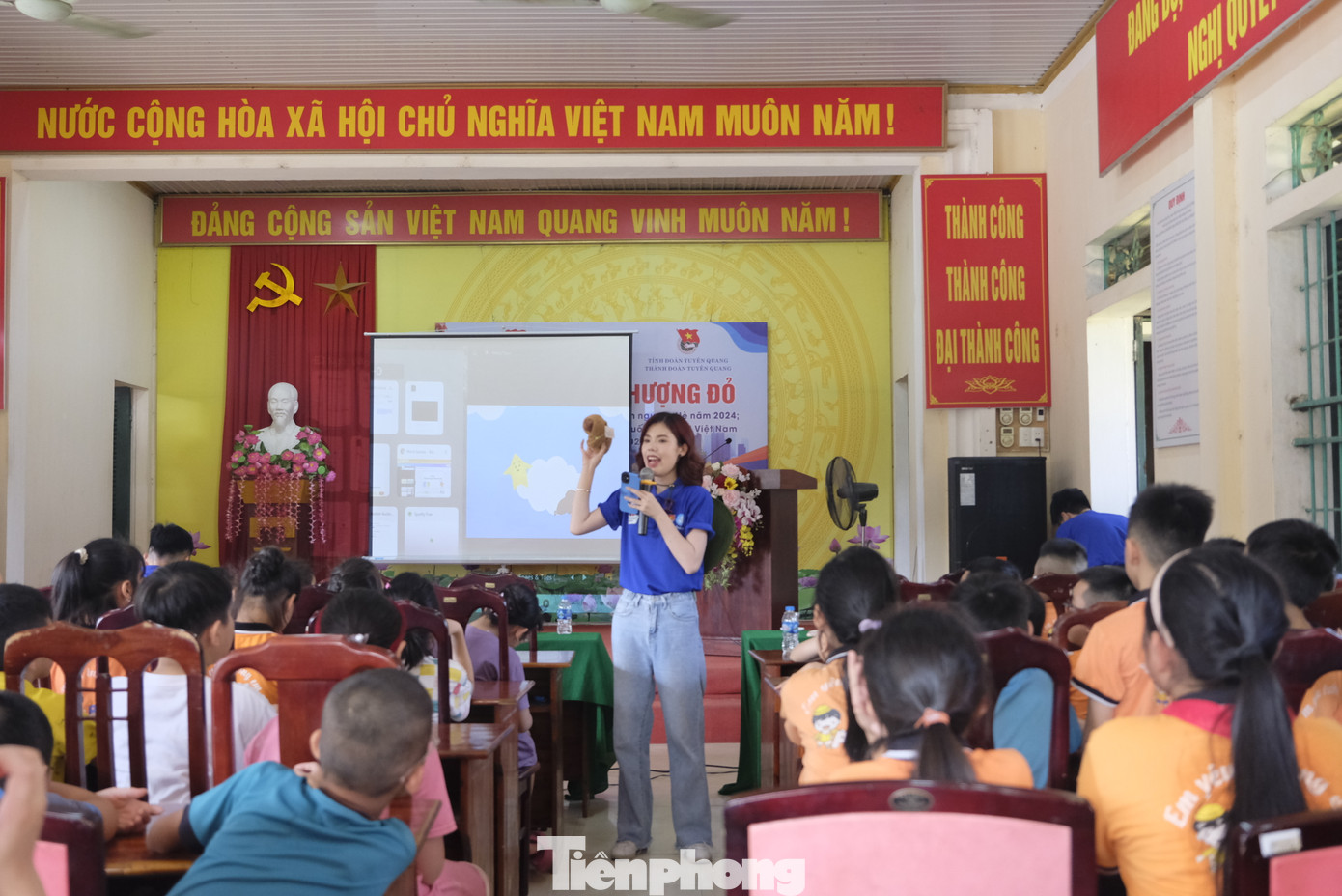 Lớp học Hoa phượng đỏ được thực hiện bởi sinh viên trường Đại học Sư phạm 2 và sinh viên Học viện Tài chính. Ảnh: Diệu Nhi