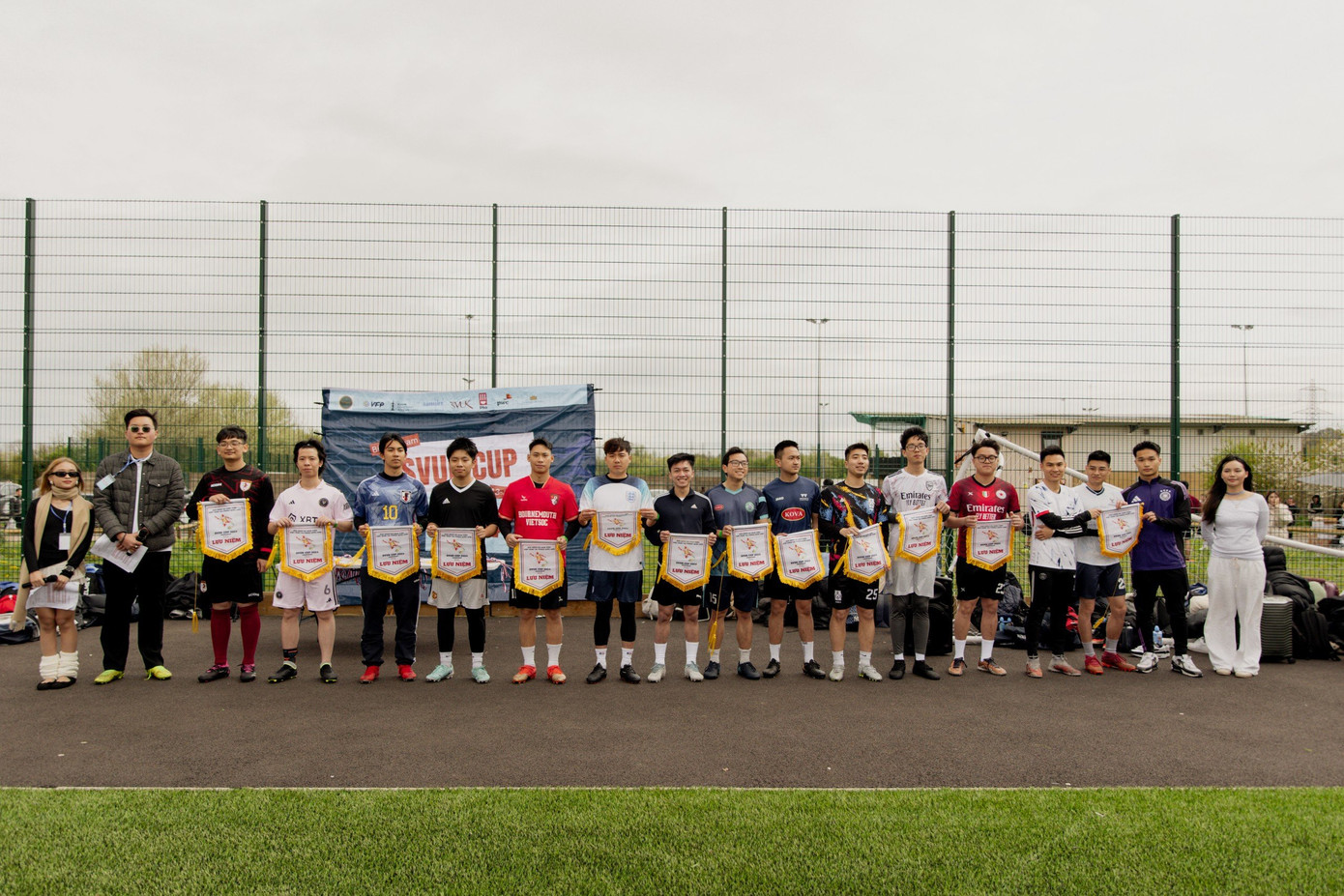 Ban tổ chức trao kỷ niệm chương cho 16 đội tham gia giải đấu.