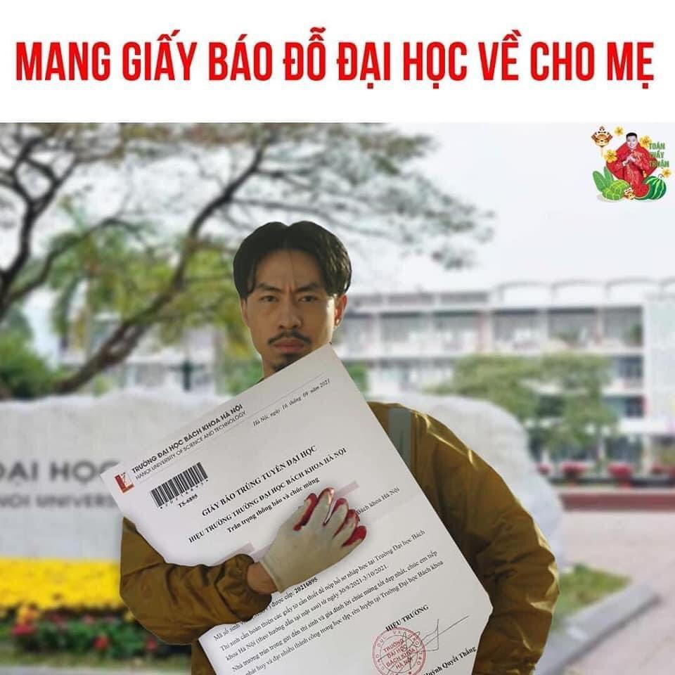 Hình ảnh ghép "Mang giấy báo nhập học về cho mẹ" của cư dân mạng. Ảnh: Facebook. Hình ảnh ghép "Mang giấy báo nhập học về cho mẹ" của cư dân mạng. Ảnh: Facebook.