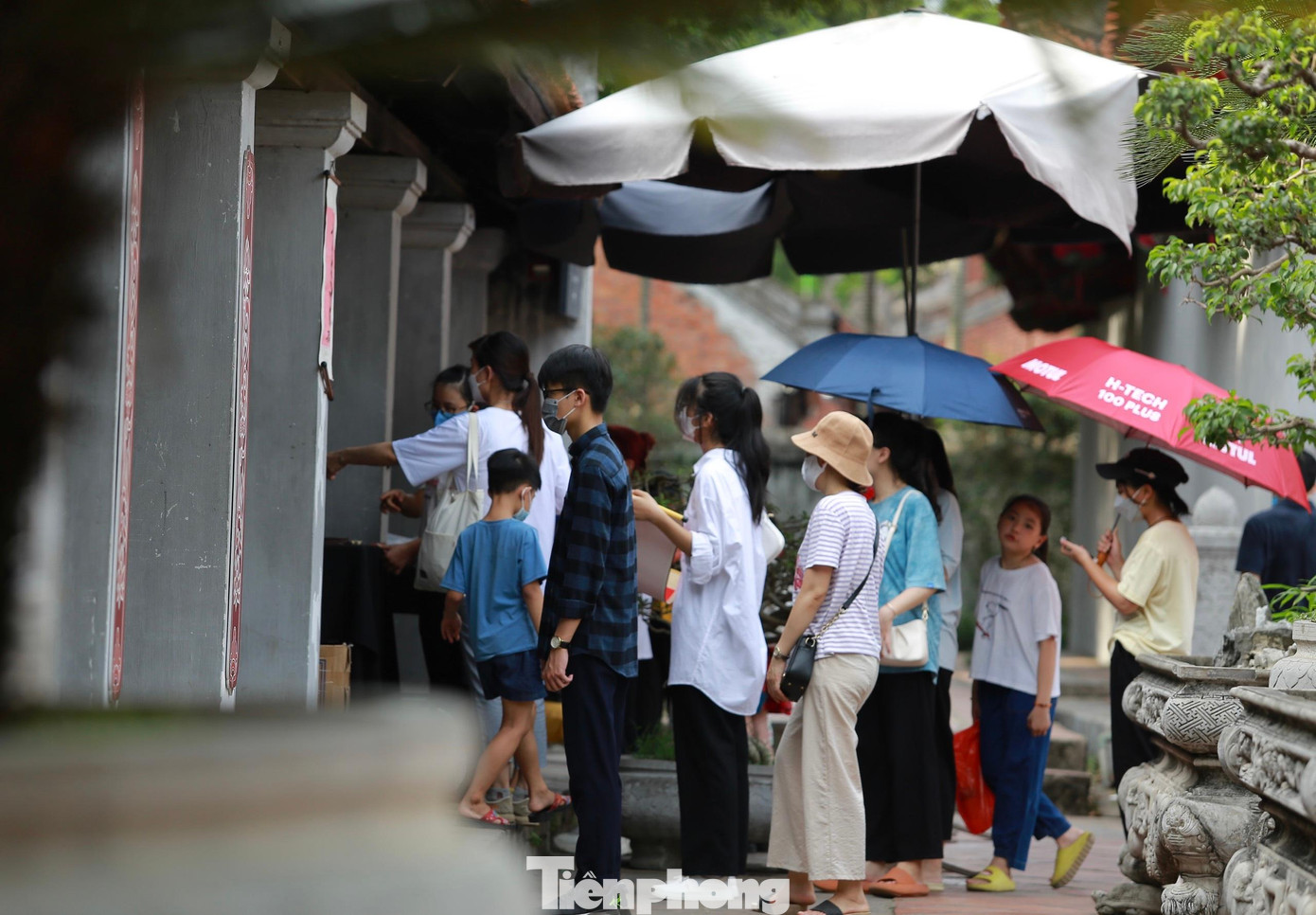 Phụ huynh, học sinh xếp hàng chờ xin chữ của thầy đồ tại Văn Miếu.