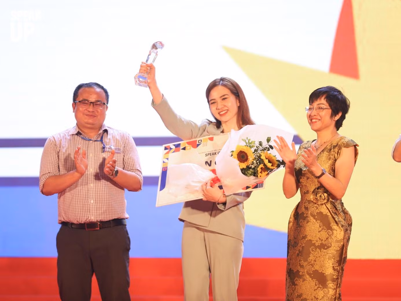 Quán quân cuộc thi MC Speak up Nguyễn Thị Quỳnh Như.