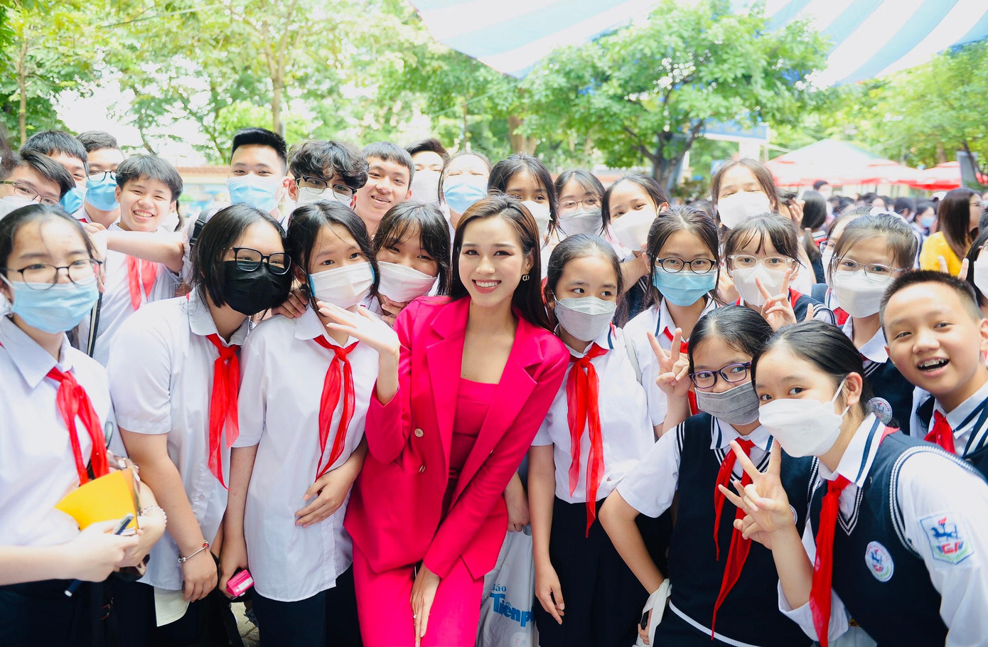 Hoa hậu Việt Nam 2020 Đỗ Thị Hà giao lưu, chụp ảnh cùng các em học sinh. Cô mong muốn diễn đàn "Điều em muốn nói" sẽ được duy trì thường xuyên để các em có thể nói lên tiếng lòng của mình và có môi trường học tập tốt hơn. Ảnh: Dương Triều