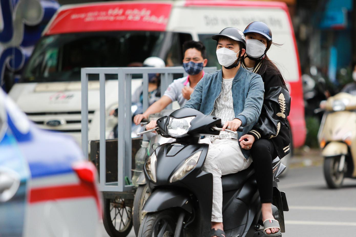 Trang phục mùa đông lại được nhiều bạn trẻ sử dụng vào đầu mùa hè.