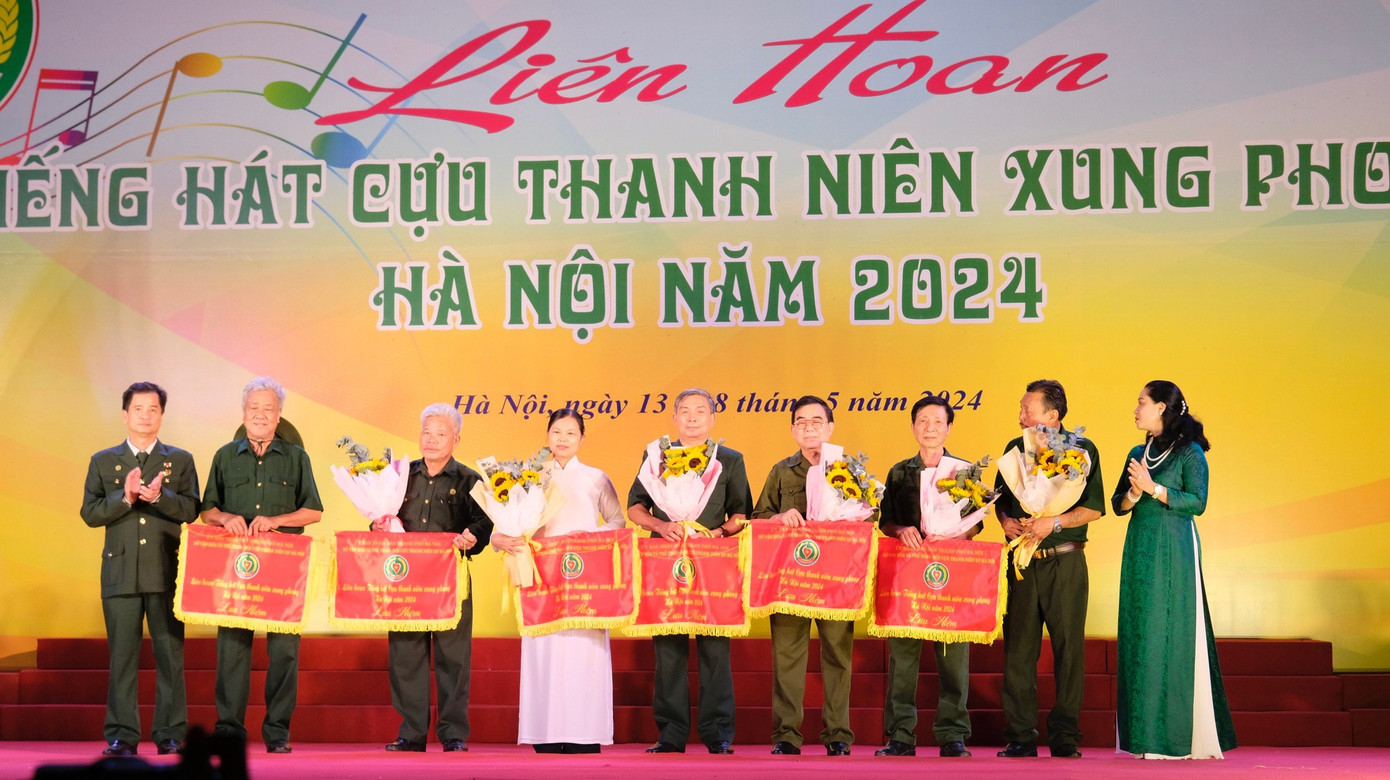 Các đơn vị tham gia Liên hoan nhận cờ lưu niệm.