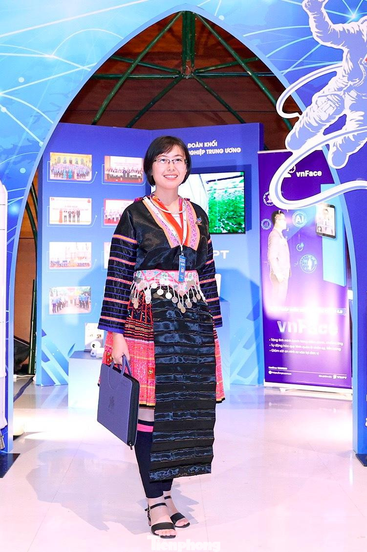 Nữ đại biểu dân tộc chụp ảnh tại không gian triển lãm. Ảnh: Như Ý Nữ đại biểu dân tộc chụp ảnh tại không gian triển lãm. Ảnh: Như Ý