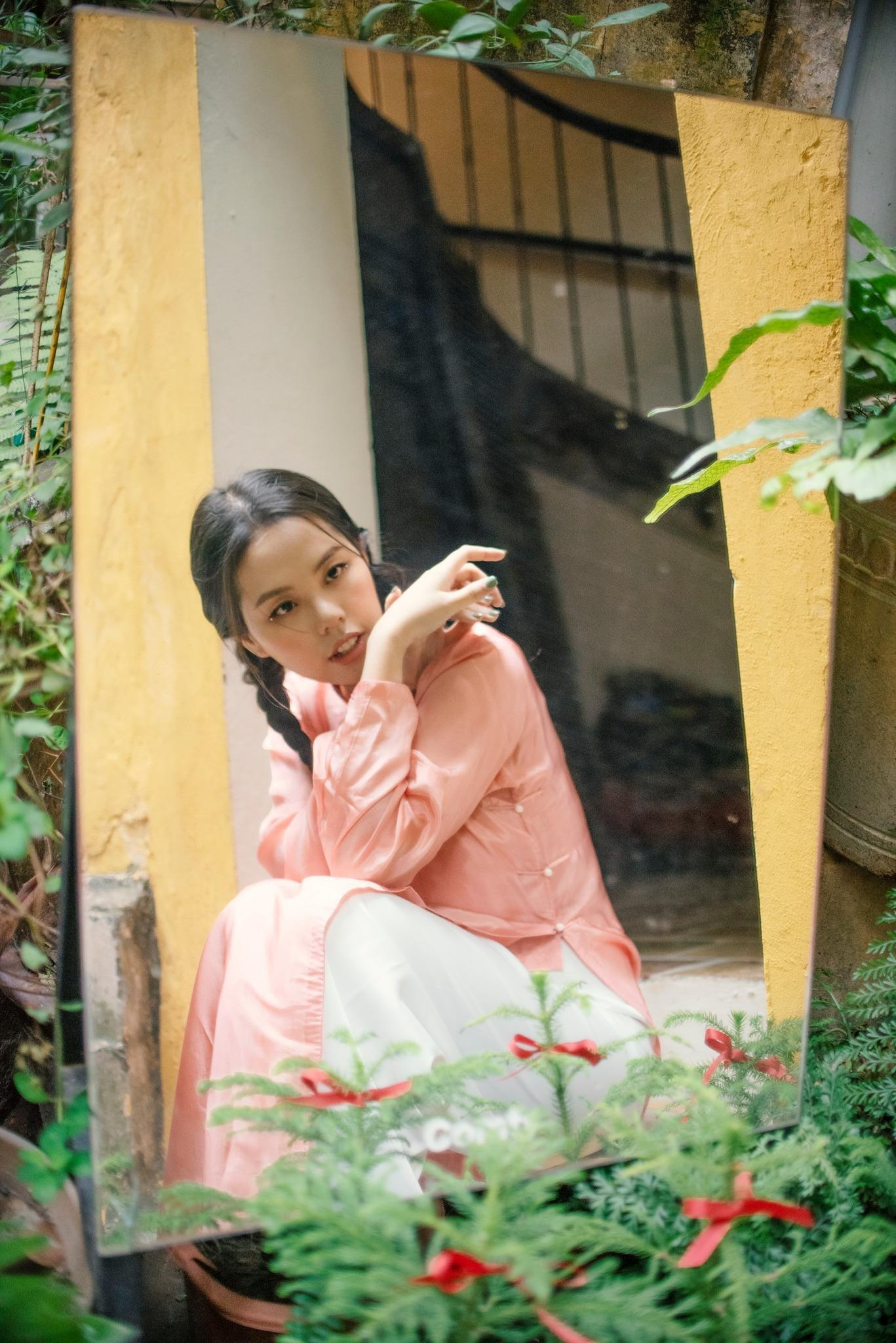 Nhung không chọn chụp ảnh ở những nơi có không khí Tết như vườn đào mà chọn áo dài cách tân và không gian &quot;Hà Nội xưa&quot; làm điểm thu hút cho bộ ảnh.