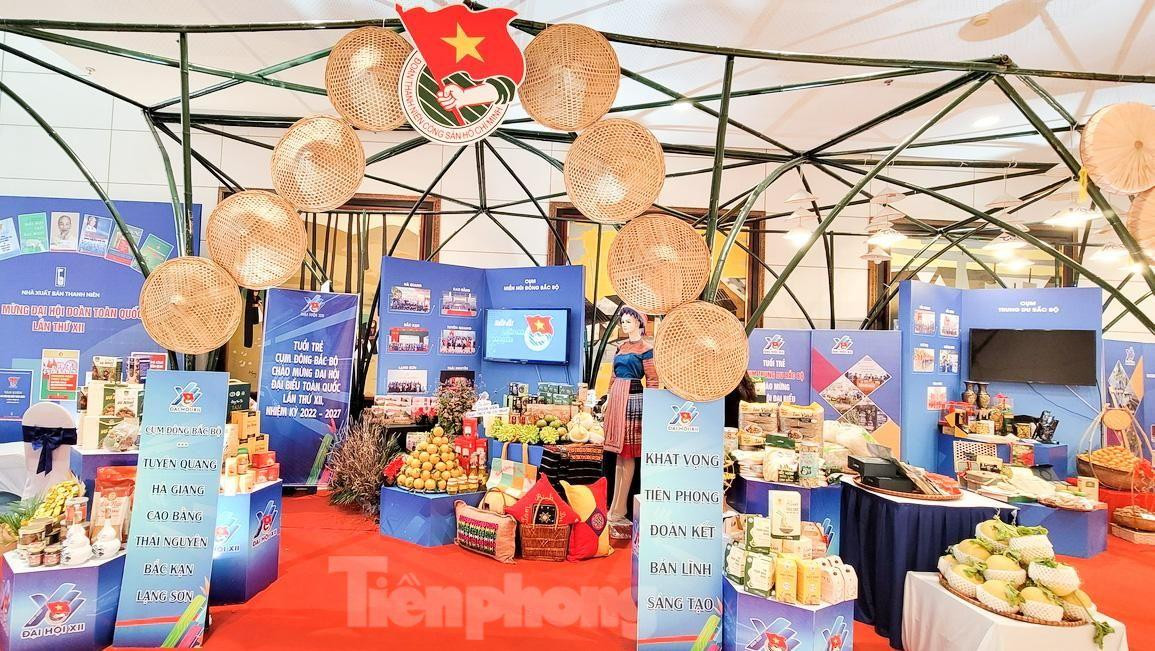 Tuổi trẻ cụm Đông Bắc Bộ giới thiệu tới các đại biểu các đặc sản nổi tiếng của địa phương. Ảnh: Hoàng Mạnh Thắng