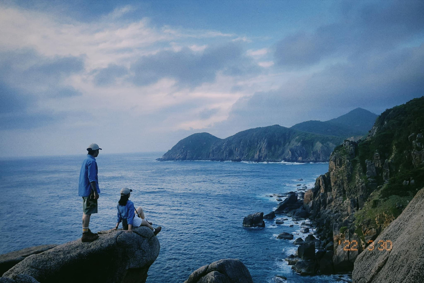 Về chi phí, Minh và bạn gái hết khoảng 40 triệu tất cả cho chuyến đi. Chàng trai chia sẻ thêm: "Phần này mình nghĩ tuỳ điều kiện của mỗi người và có thể tự điều chỉnh. Như mình thì hơi tuỳ hứng, nơi nào muốn ở lại chơi, muốn thư giãn, nghỉ ngơi để "sạc pin" thì chúng mình sẽ book chỗ nghỉ giá cao hơn chút".