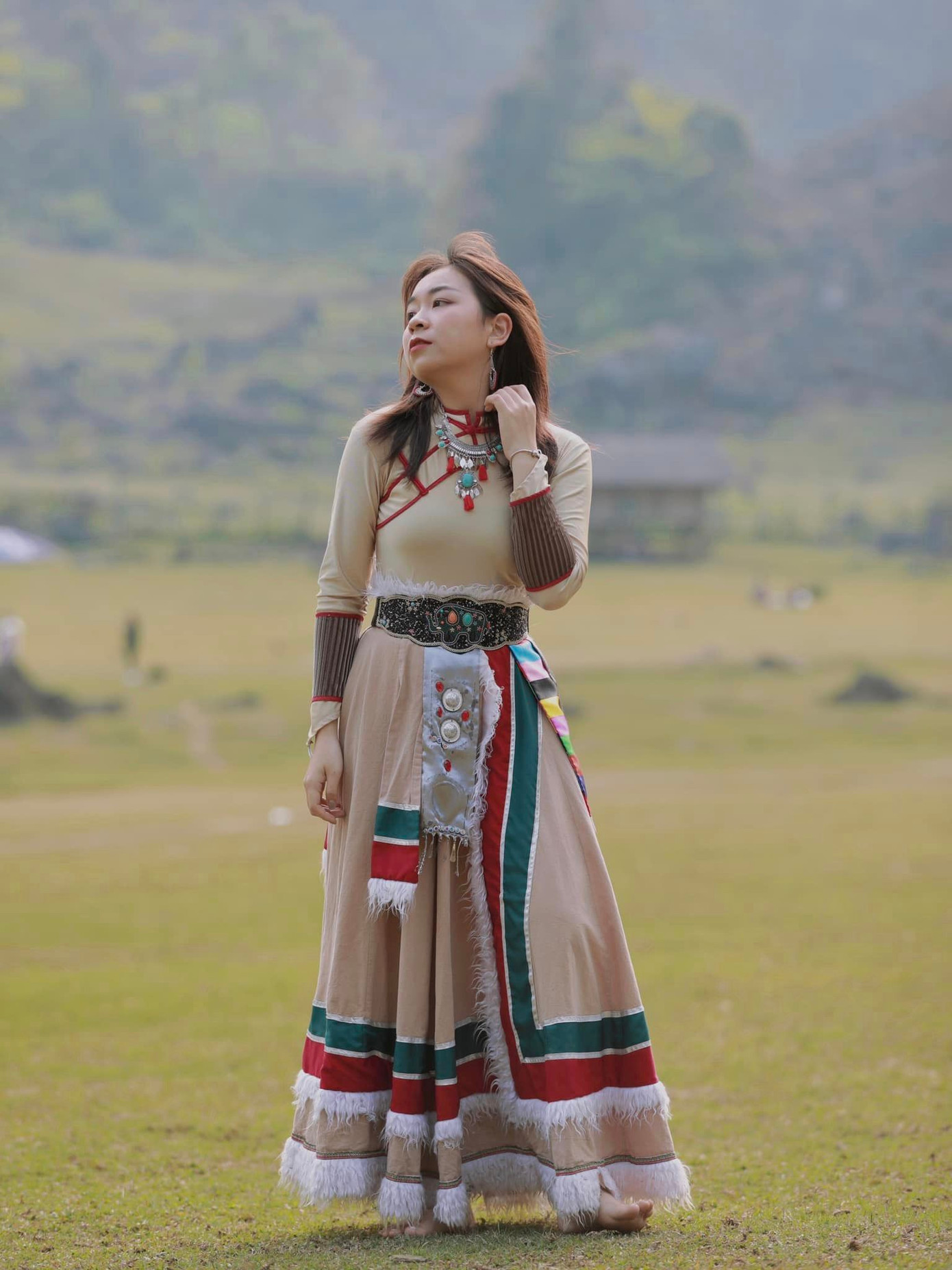 Bạn Hà Thương chia sẻ kinh nghiệm đi Hang Táu trên một hội nhóm du lịch: "Đây là một chuyến đi ngẫu hứng và không có bất kỳ sự chuẩn bị nào. Chúng mình đến thuê đồ ở Tiệm Duyên Cao nằm trên đường đến Hang Táu rất tiện. Vì trang điểm sẵn nên công tác thuê đồ và làm tóc khá nhanh, bộ trong ảnh mình thuê hết 300 nghìn (bao gồm váy áo và phụ kiện)". Ảnh: FBNV