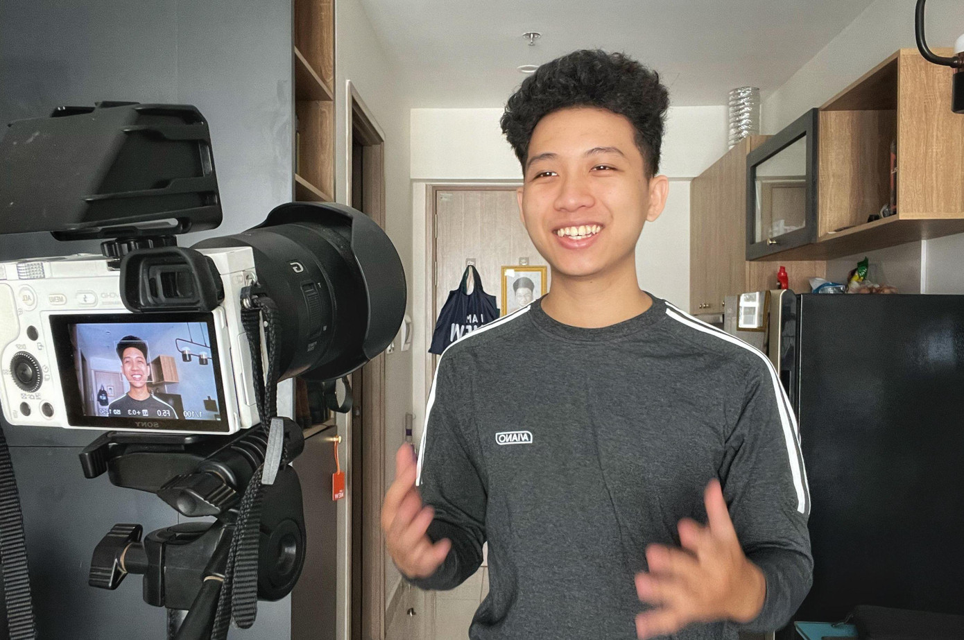 Minh đang quay video chia sẻ về kiến thức tiếng Anh.