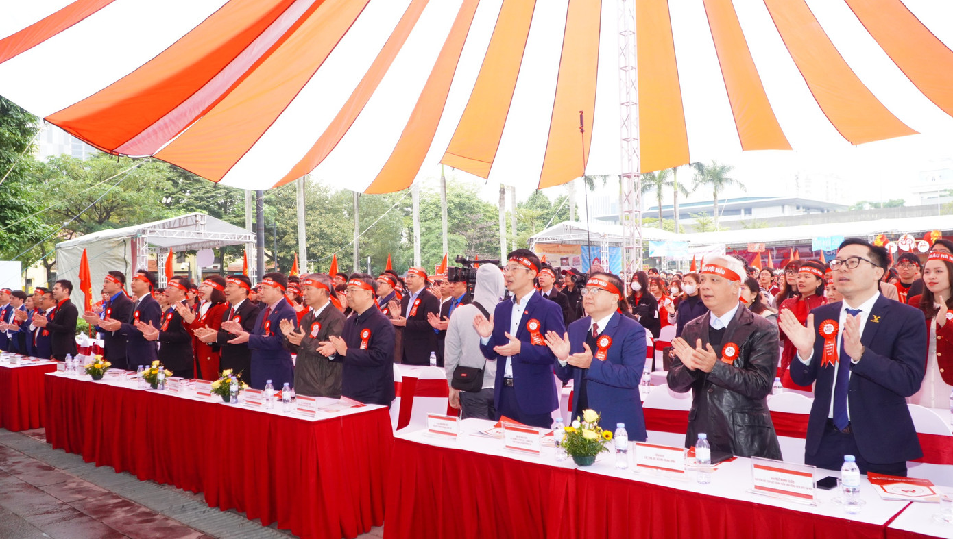 Đại biểu tham dự chương trình.