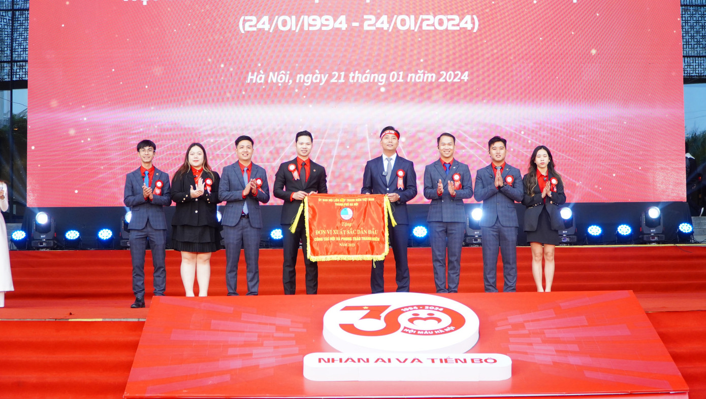 Hội thanh niên vận động hiến máu Hà Nội nhận cờ thi đua của Hội LHTN Việt Nam TP. Hà Nội.