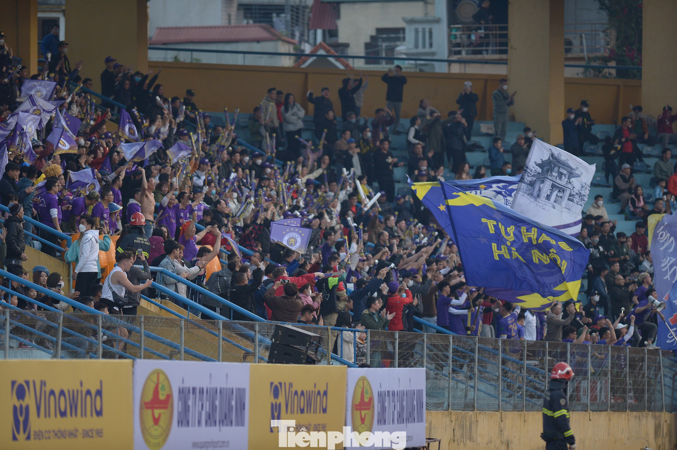 Cổ động viên CLB Hà Nội chứng kiến một loạt tình huống phối hợp trước khu vực trung lộ: Kỹ thuật của Văn Quyết, tiếp đó là đường chuyền chuẩn xác của William đã giúp Lucao bật cao đánh đầu, mở tỷ số trận đấu. Ảnh: Dương Triều