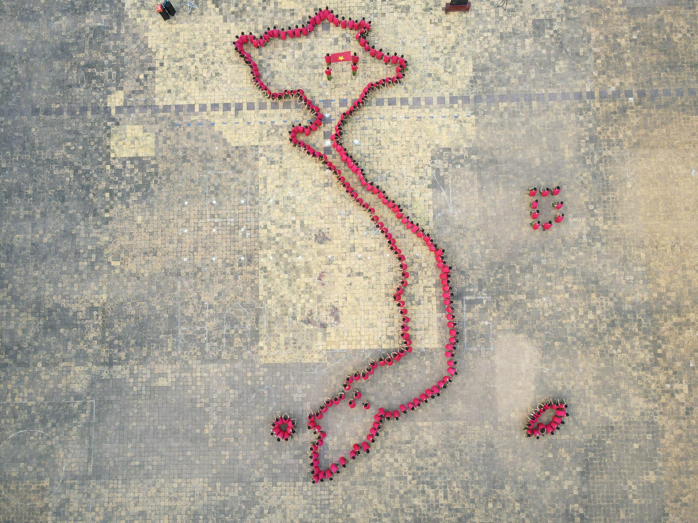 Tuổi trẻ công an tỉnh Hậu Giang xếp hình bản đồ Việt Nam nhằm lan toả tình yêu Tổ quốc. Ảnh: Ban Thanh niên CAND